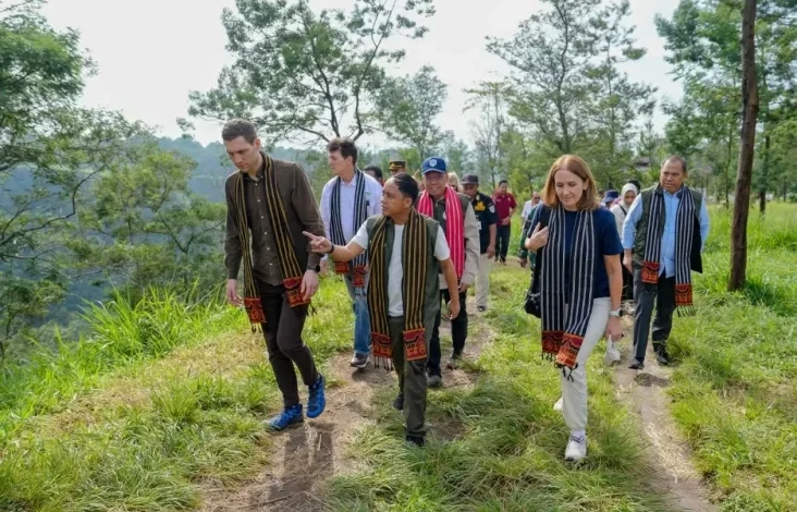 Menhut-Menteri Iklim Norwegia Kunjungi TN Gunung Merapi, Tanam Pohon hingga Coba Layanan Hasil Hutan