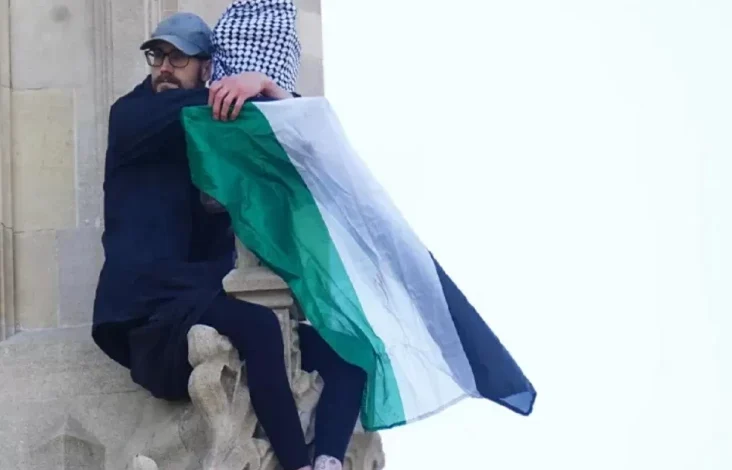 Bawa Bendera Palestina, Pria Hal ini Panjat serta juga Nangkring di Menara Big Ben London