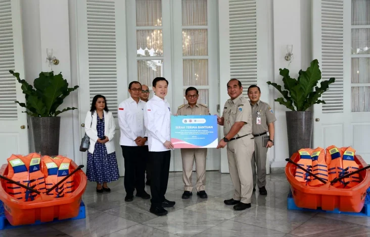 Chandra Asri Distribusikan 20 Perahu Operasional Tanggulangi Banjir dalam di DKI Ibukota
