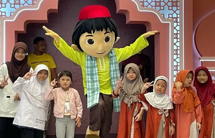 Kebahagiaan Ramadan, The Park Sawangan Ajak Anak Yatim Melakukan Pertemuan Karakter Animasi Entong