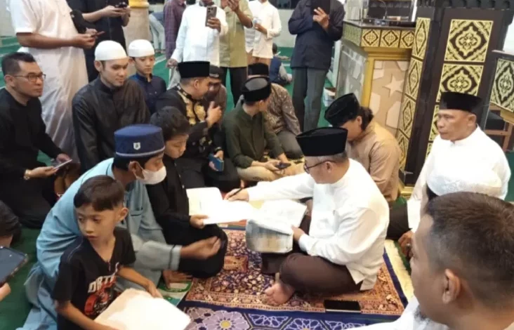 Mendikdasmen Abdul Muti Tarawih Bersama Siswa di dalam tempat Masjid Al-Falah, Ini adalah adalah Pesannya