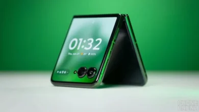 Motorola Razr Plus 2025, Ponsel Lipat dengan Unsur Kayu Siap Diluncurkan