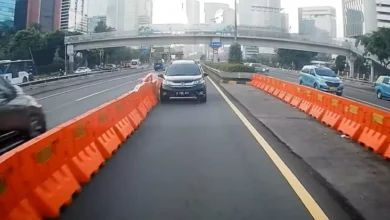 Viral Honda BR-V Oleng pada Jalur Contra Flow, Bikin Mobil Lain Hantam Water Barrier