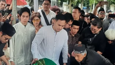 3 Anak Ray Sahetapy Turun ke Liang Lahat Makamkan sang Ayah