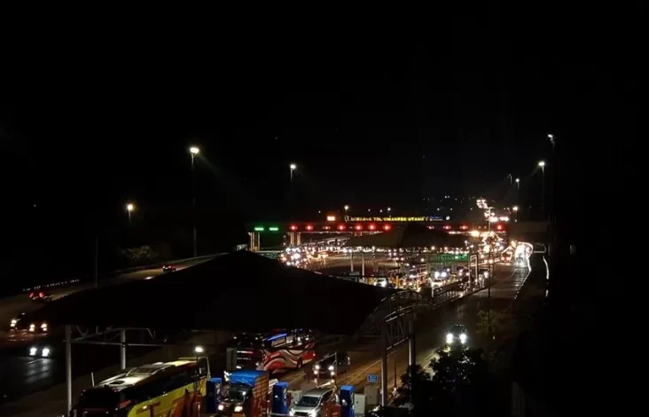 Arus Balik, Gerbang Tol Cikatama Dipadati Kendaraan dari Trans Jawa Waktu petang Hal ini adalah